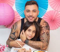 Siguiendo los pasos del papá: Jessi Uribe presumió en redes el talento para cantar de una de sus hijas - Infobae