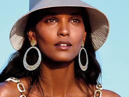 Makeup: Product Reviews, Backstage Tips, Trends