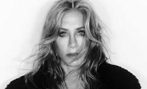 Jennifer Aniston muestra cómo lucir elegante con mini short de piel