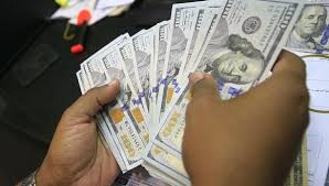 El dólar blue, paralelo o informal, son denominaciones argentinas que se utilizan para referirse al dólar estadounidense comprado ilegalmente en el como se mencionó anteriormente el dólar blue suele tener un precio mayor que el dólar oficial porque estos dólares necesitan ser blanqueados. Dolar Blue En Argentina Hoy Precio Del Dolar 19 De Agosto De 2020 Tipo De Cambio Cotizacion Peso Argentino Bcra Dolar Blue Nndc Economia El Comercio Peru