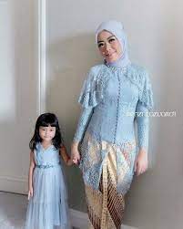 Contoh batik yang dipadukan dengan kain polos, lurik, brokat, untuk ke pesta atau hari biasa. 68 Ide Atasan Brokat Model Pakaian Pakaian Wanita Model Baju Wanita