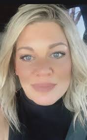 Neutral-mauve eyeshadow palette for easy makeup