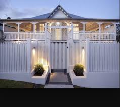 The Fence Decor Suits The Queenslander Style Perfectly Fencingandscreens Queenslander House Facade House Front Yard Fence