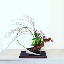 m flowers on instagram a iさんの作品 生徒さんの作品 小豆柳 アルストロメリア 小菊 ツツジ 紅葉 花のある暮らし 草月 草月流 いけばな 生け花 お稽古 いけばな教室 ikebana arrangements ikebana plants
