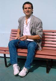 Tra i due nasce un'amicizia grazie alla quale mario scopre la forza della poesia e l'impegno politico. Massimo Troisi Wikipedia