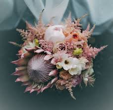 5 Wedding Flower Trends For 2020 Guides For Brides Flowers Guidesforbrides Flowertrends 2020wedding In 2020 Wedding Flower Trends Bridal Flowers Wedding Bouquets