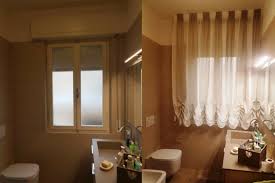 Come scegliere le tende per il bagno nelle nuances del marrone. Tende Per Finestre Del Bagno I Modelli Piu Pratici E Belli Gani