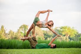 Acroyoga global schedule acroyoga classes combine movement, yoga, and acrobatics for just $49usd. Acro Yoga Jeder Kann Fliegen Yoga Stil Mit Suchtpotential Yogaworld De