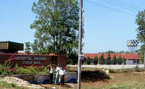 Geriau matyti vietą nasi berlauk air dingin hadapan hospital lati, atkreipkite dėmesį į netoliese esančias gatves: Pasir Mas District Hospital Entrance Kelantan 1991 Mapio Net
