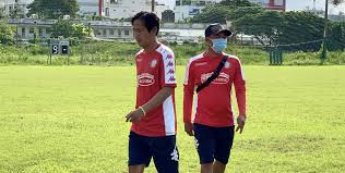 Rõ ràng, cậu ấy đã chuẩn bị tâm lý đón quả đá phạt thẳng của quang hải. Thá»§ Mon Bui Tiáº¿n DÅ©ng Cao Bá»‡nh Trong Ngay Clb Tp Hcm Ra Máº¯t Tan Trá»£ Ly Nguyá»…n Minh PhÆ°Æ¡ng Bao NgÆ°á»i Lao Ä'á»™ng
