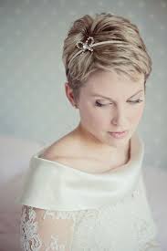 This is a highly adorable look that you will certainly love to flaunt in the marriage party 44. Wedding Hairstyles For Short Hair Short Bridal Hair Short Hair Bride Short Wedding Hair
