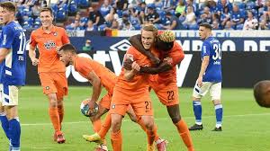 Gelsenkirchen, germany — schalke has condemned the fans who police said pelted players with eggs hours after the team was relegated from the bundesliga. 2 Bundesliga Erzgebirge Aue Punktet Im Kumpel Duell Bei Schalke 04 Mdr De