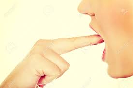 女性は、口の中に指を入れて嘔吐を引き起こします。の写真素材・画像素材 Image 57885225