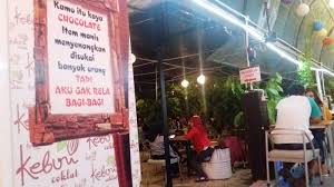 Tempat wisata yang dibuka pada tahun 2019 ini, menawarkan rasa yang berbeda pagi pengunjung karena area ini tidak hanya diperuntukan untuk kebun binatang saja, masih banyak kegiatan tempat wisata ini merupakan rekomendasi kementrian pariwisata lho. Haya Zone Kuliner Krian Cafe Kebun Coklat