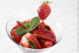 Recette De Nage De Fruits Rouges Au The Tuiles Dentelles Facile Et Rapide Recipe Food Fruit Desserts