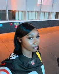 Shari Wilson's Instagram, Twitter & Facebook