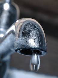 Hatte einen verkalkten wasserhahn und habe ihn mit essigessenz entkalkt. Wasserhahn Entkalken Diese Hausmittel Entfernen Kalk Einfach Schnell