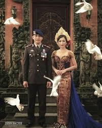 Dimana ia juga dikenal di seluruh dunia akan kejayaannya. 20 Inspirasi Foto Prewedding Kenakan Seragam Profesi Brilio Net Line Today