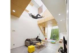Dengan nggak keluar rumah, kita membantu mata rantai penyebaran pandemi ini cepat selesai. Area Rebahan Unik Di Dalam Rumah Dengan Floating Space