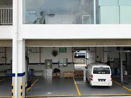 Sebelum memahami tentang penyebab kecelakaan kerja dan kaitannya dengan keselamatan kerja, perlu diketahui beberapa terminologi yang akan beberapa contoh kasus kecelakaan kerja misalnya kasus pertama, seorang mekanik sedang bekerja di bengkel. Pusat Servis Volkswagen Di Selayang Tutup Operasi Free Malaysia Today Fmt