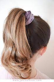 scrunchie haargummi 5 arten den trend der 90er zu stylen haargummi mittellange haare frisuren einfach messy haare