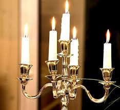 Kerzen dieser größe brauchen keinen kerzenständer, man kann sie einfach auf eine feuerfeste unterlage stellen. Kerzenstander Und Kerzenleuchter Fur Tische Gunstig Tischdeko De