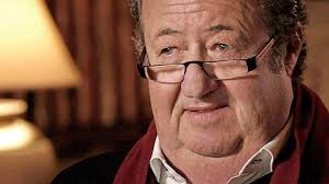 Manfred Brenner (Hans-Jochen Wagner) in seinem Büro in Ettlingen.