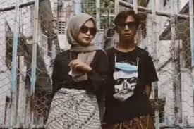 Batik Challenge Viral Wajib Tahu Cara Benar Pakai Jarit Kesan layering pada kain batik bisa banget kamu sempurnakan dengan kain yang jatuh di badan. batik challenge viral wajib tahu cara