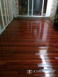 Meskipun sempat down, namun di era modern ini lantai dari material kayu kembali hits dan diminati. Inspirasi 10 Contoh Desain Parket Lantai Kayu Rumah Terbaik Courtina Courtina