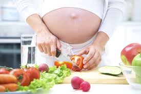 Iniziamo con lo sfatare il mito che una donna debba mangiare per due durante una gravidanza. Cosa Non Mangiare In Gravidanza Ecco La Lista Nera Bdibimbi