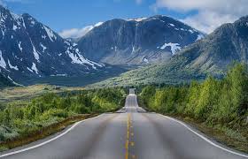 Gambar pemandangan salju diatas terdapat rumah,pegunungan,dan pohon cemara yang tertutupi oleh salju. Wallpaper Pohon Pemandangan Salju Norway Semak Belukar Musim Panas Lembah Melewati Gunung Jalan Raya Pegunungan Alpen Infrastruktur Punggung Bukit Bentang Alam Pegunungan Landform Perjalanan Jalan Bebas Hambatan Terkendali 1500x968