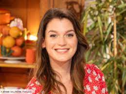 Du lundi au vendredi, louise petitrenaud fait partie des jurés de m6 dans l'émission mon gâteau est le meilleur de france. Mon Gateau Est Le Meilleur De France Qui Est Louise Petitrenaud La Chroniqueuse Culinaire Aux Cotes De Cyril Lignac