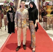 See more ideas about fesyen, baju wanita, busana. Foto Baju Batik Couple Curi Tumpuan Netizen Menariknya Kisah Dunia