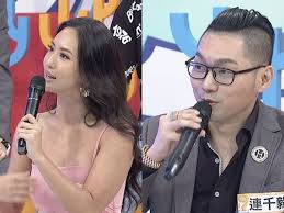 Mom, dad and their cute young daughter(娘) relaxing together at home facing at th. V3mesw1tqnihgm