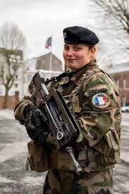 Les uniformes de l'armée française se distinguent selon l'appartenance du militaire : Sentinelle Portrait Du Soldat De Premiere Classe Andrea