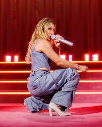 This night was what dreams are made of 💫💕 @hilaryduff returned to the  stage in London for her first live performance in over 10 years.⁠ ⁠ 📸:  @polkimaging