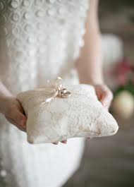 Protagonisti di uno dei momenti più emozionanti del vostro matrimonio i cuscini portafedi sono tra gli accessori cerimonia più importanti. 5 Idee Per Portare Le Fedi All Altare Wedding Planner Napoli Tulle E Cannella