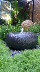 Solarbrunnen sind umweltfreundlich und zugleich günstig im betrieb, da kein strom benötigt wird. 14 Gartengestaltung Beispiele Dafur Wie Ihr Feng Shui Garten Noch Harmonischer Wird Springbrunnen Garten Wasserspiel Garten Brunnen Garten