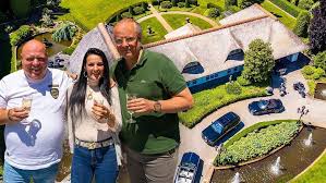 Massa is kassa lekker breed hangen. Video Rondleiding Door De Villa En Het Wagenpark Van Peter Gillis Pure Luxe