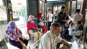 Jarak halte trans jogja dari stasiun lempuyangan hanya sekitar 50 meter, caranya begitu anda keluar dari pintu keluar stasiun lempuyangan langsung jalan. Gaji Kru Trans Jogja Tak Terpengaruh Meski Penumpang Trans Jogja Turun 93 Persen Tribun Jogja