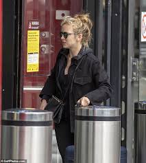 'free guy' stars jodie comer and. Bild Exklusiv Jodie Comer Von Killing Eve Zieht Die Maske Und Die Handschuhe Fur Den Zug Nach London Aus Nach Welt