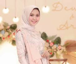 Kesan elegan dan modern memang selalu melekat pada kain brokat dengan. Inspiratif Cek 35 Inspirasi Kebaya Modern Untuk Wanita Berhijab Updated 2021 Bukareview