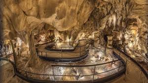 A scientific and artistic restitution. Replique De La Grotte Chauvet Un Voyage Dans Le Temps Exceptionnel