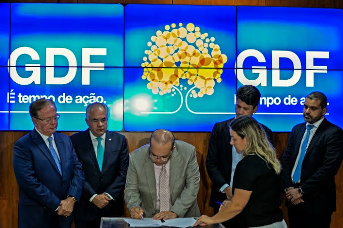 Resultado de imagem para BNDES começa a modelar desestatização da CEB"