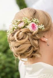 Dirndlbraut Mit Echten Blumen Dirndl Frisur Blumen Hochsteckfrisuren Mit Blumen Frisur Hochzeit