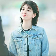 Here, suzy has the same cut, but this time she's pulled her bangs back a bit. Suzy While You Were Sleeping Wajah Wanita Gaya Rambut Pendek Rambut Pendek