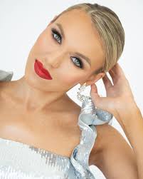 Model vibes 💋✨. I had a vision with this look, thank you @leraloves for  playing along ❤️ HAMU and photography by me ☺️