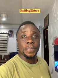 How do Zoleo app messages reach recipients?