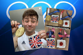 Tom daley is knitting his way through the tokyo olympics : Tom Daley Knits A Cosy For His Gold Medal Evening Standard