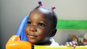 Encontrada no lixo, criança angolana busca tratamento em Rio Preto